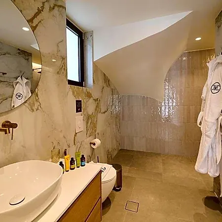 Monarco Executive Hotel *